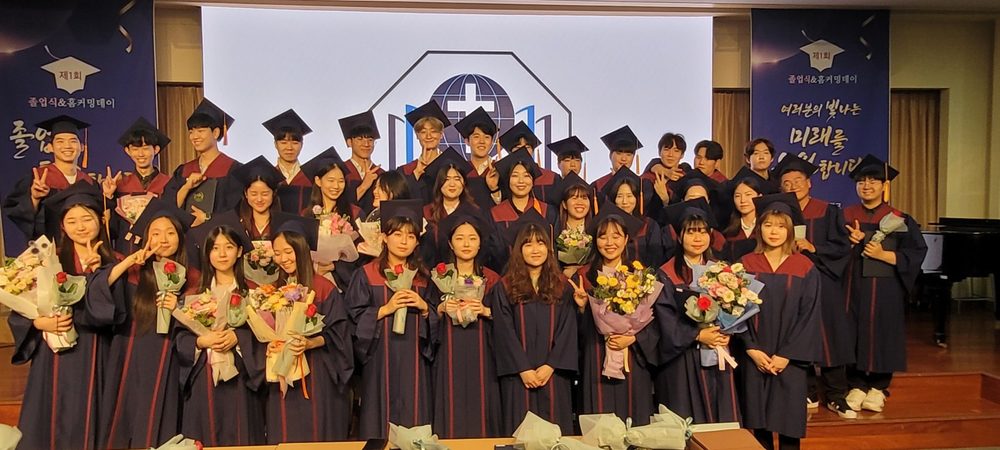 졸업식 · 홈커밍데이에서 학사모를 쓰고 꽃다발을 든 졸업생들