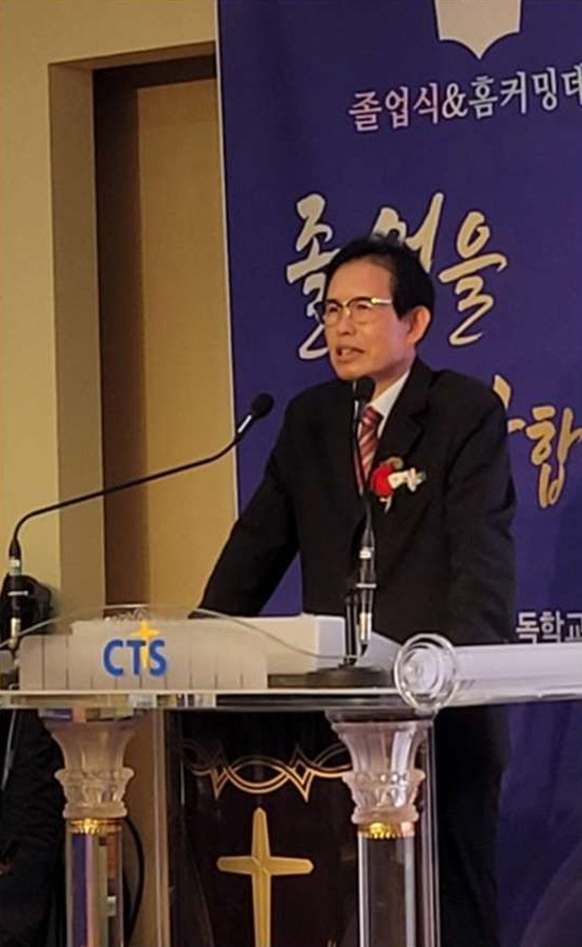 김남주 교장이 졸업식 단상에서 말씀하는 모습