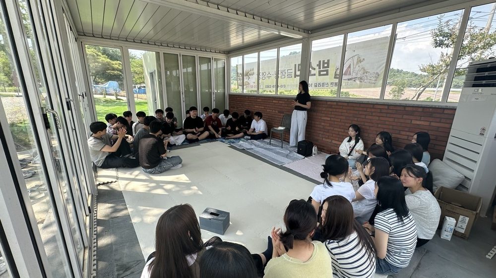 수련회에서 둘러앉아 말씀을 듣는 학생들